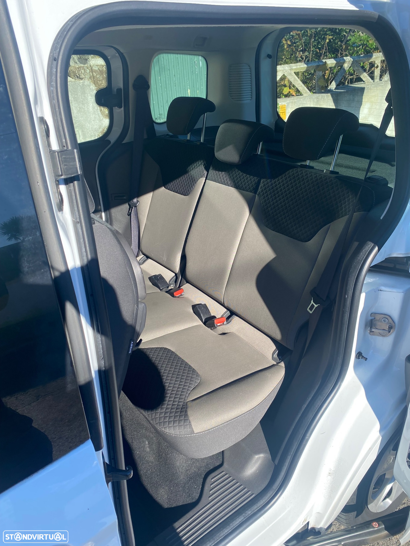 Ford Tourneo Courier 1.5 TDCi Ambiente - 24
