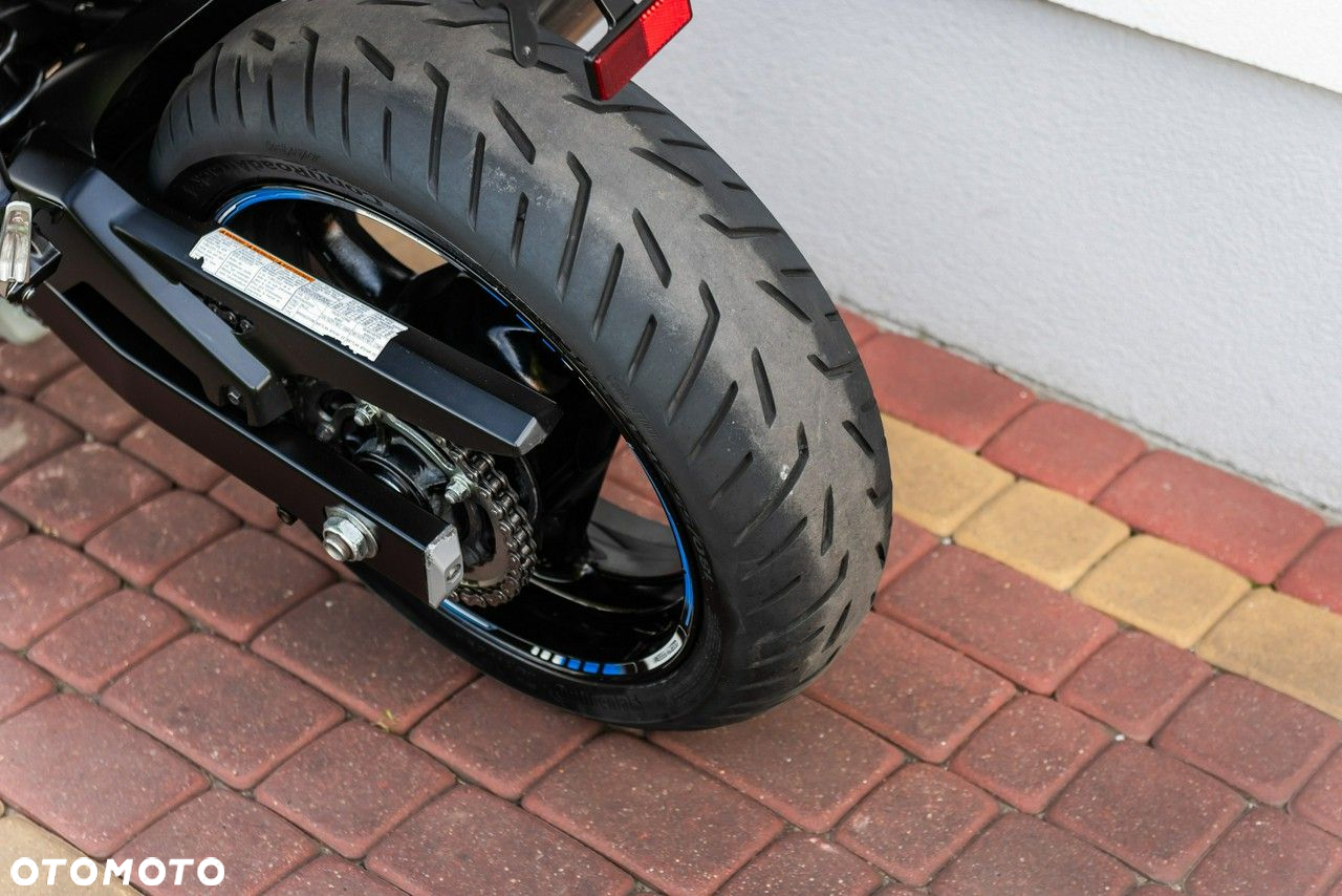 Suzuki GSR - 8