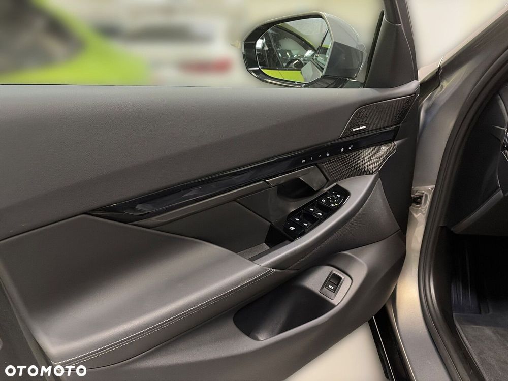 2025 BMW Seria 5, photograph 11