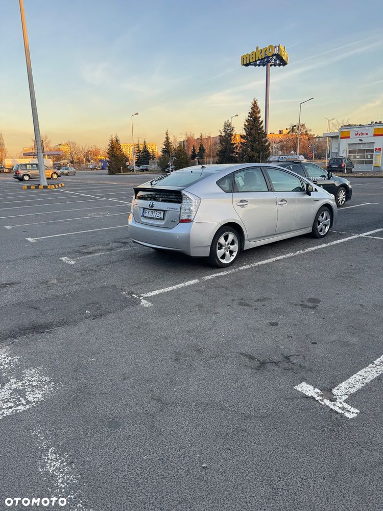 Toyota Prius (Hybrid) - 13