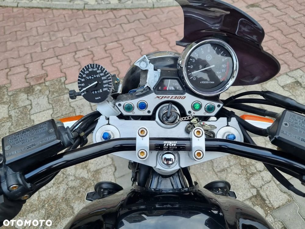 Yamaha XJR - 24