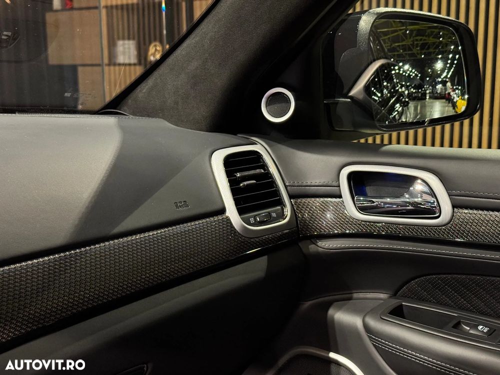 Jeep Grand Cherokee - 32