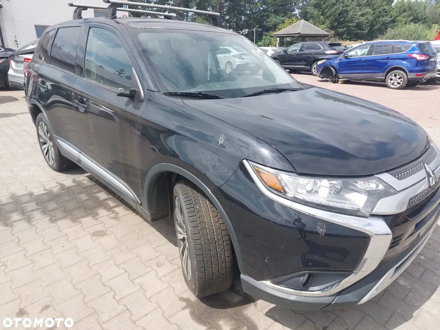 Mitsubishi Outlander - 2