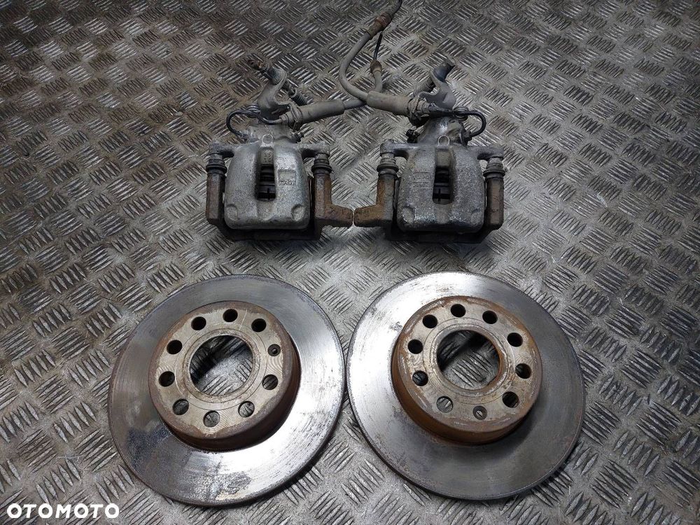 TARCZE HAMULCOWE TYŁ + KLOCKI + ZACISKI VOLKSWAGEN JETTA V - 1