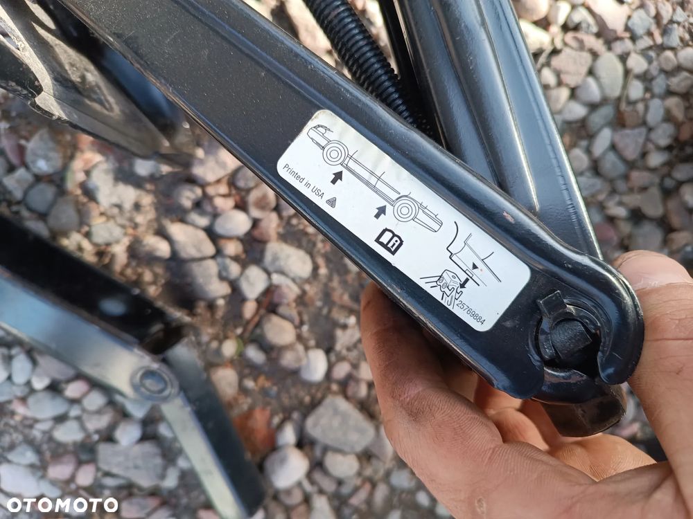 STS CADILAC 2010R LEWAREK PODNOŚNIK SAMOCHODOWY - 2