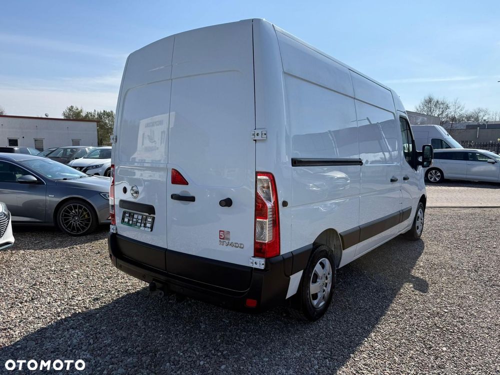 Nissan NV40 - 4