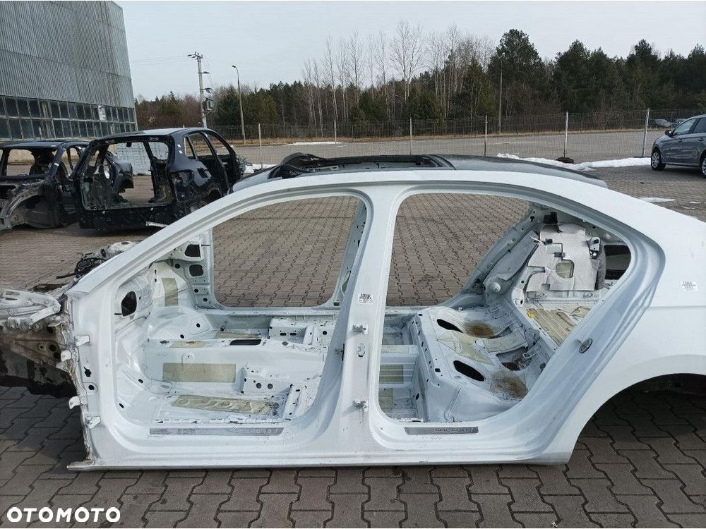 SKODA SUPERB III HB PRÓG SŁUPEK LEWY A I B LS9R - 1