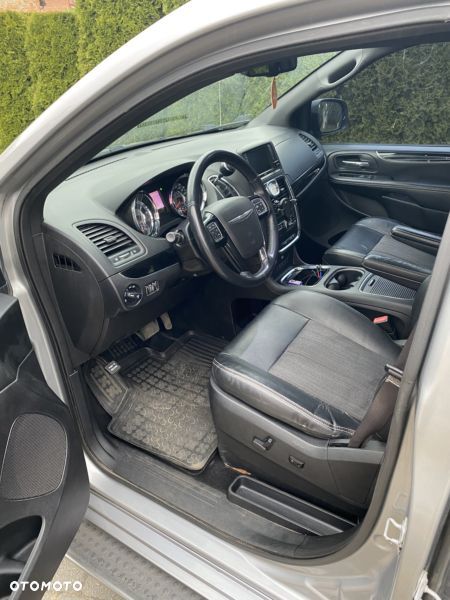 Chrysler Town & Country - 5