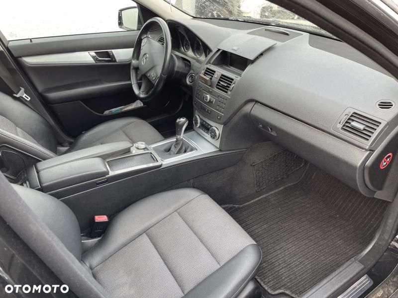 Mercedes-Benz Klasa C 180 CGI BlueEFFICIENCY Avantgarde - 4