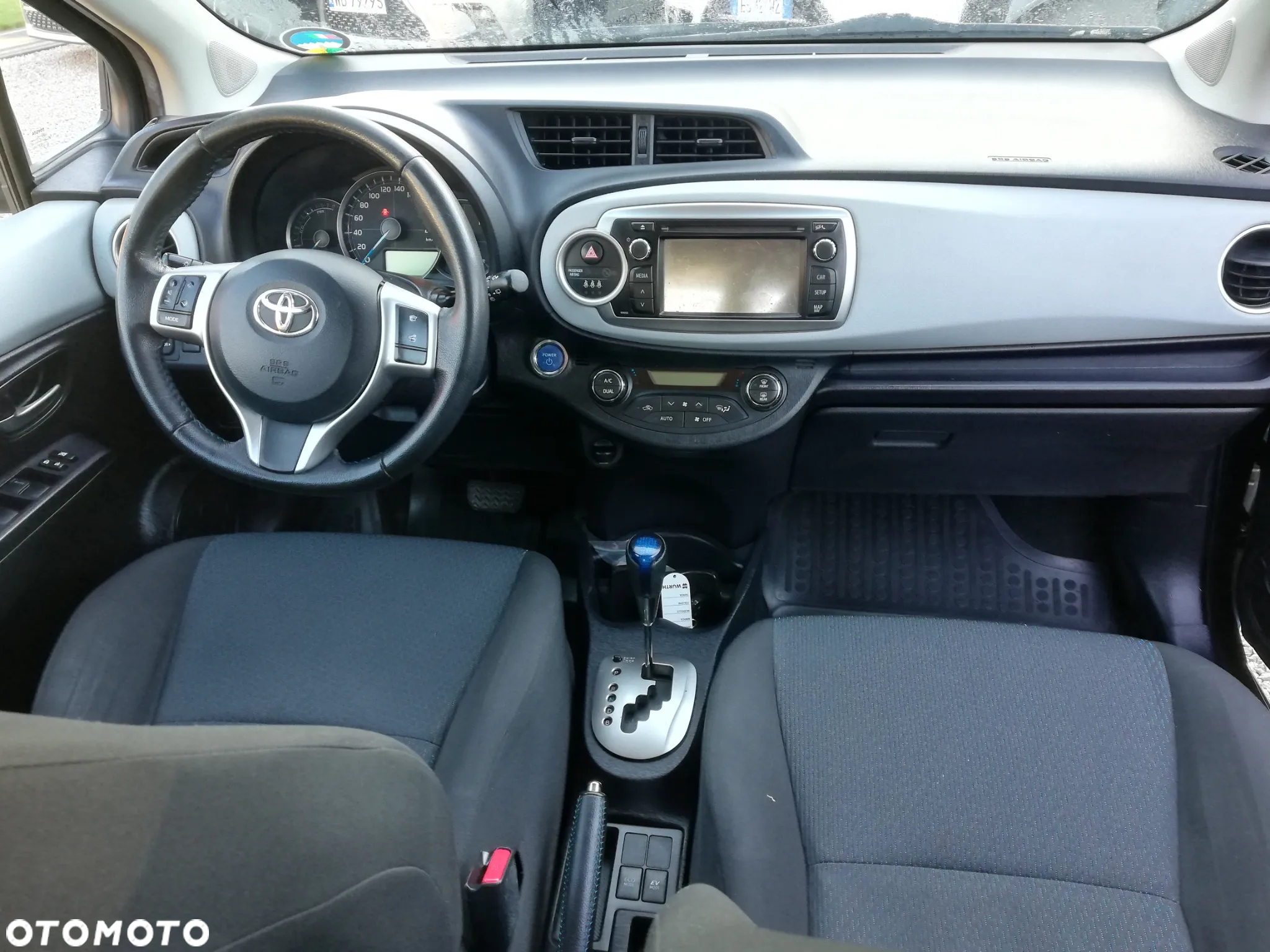Toyota Yaris Hybrid 100 Premium - 5