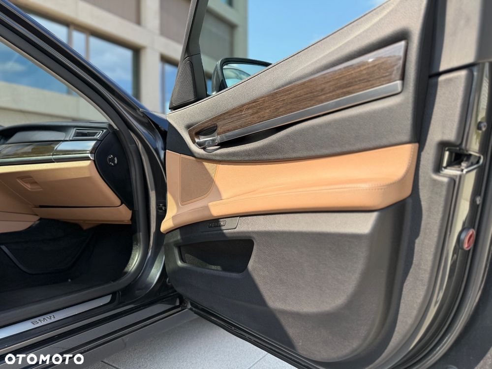 BMW Seria 7 750Li xDrive - 17