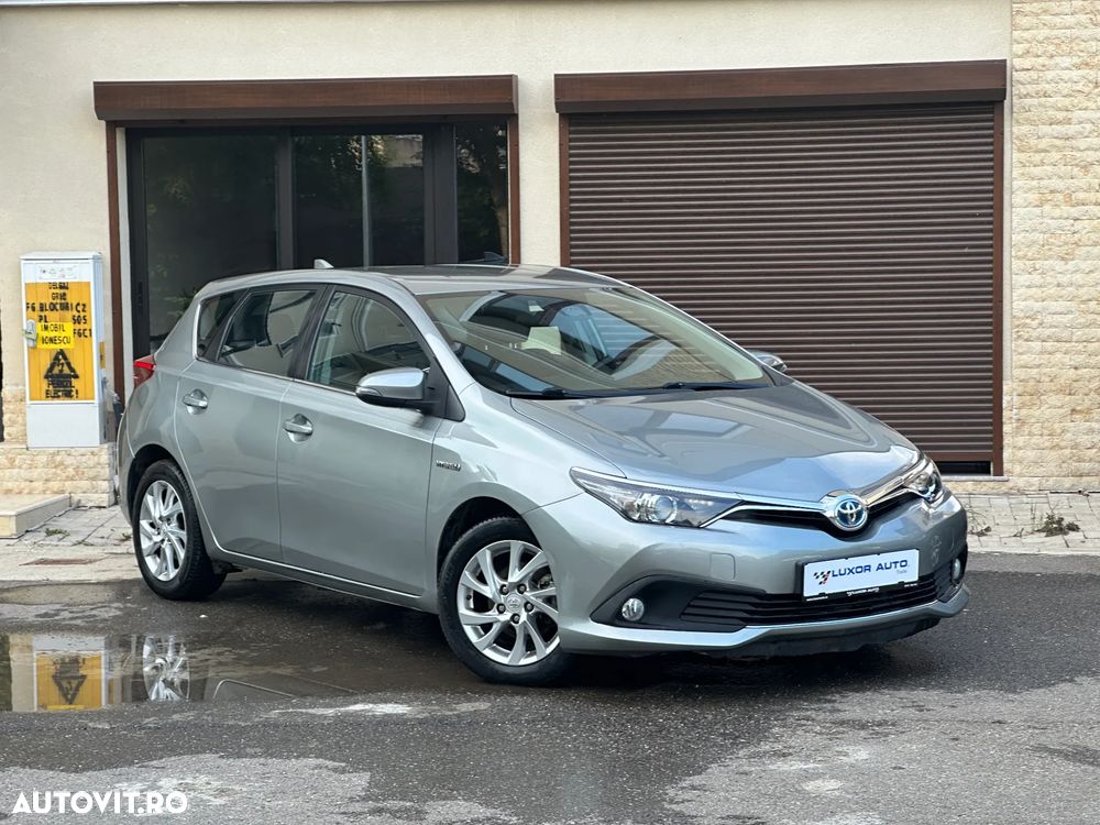 Toyota Auris 1.8 L VVT-i HSD Sol + - 1