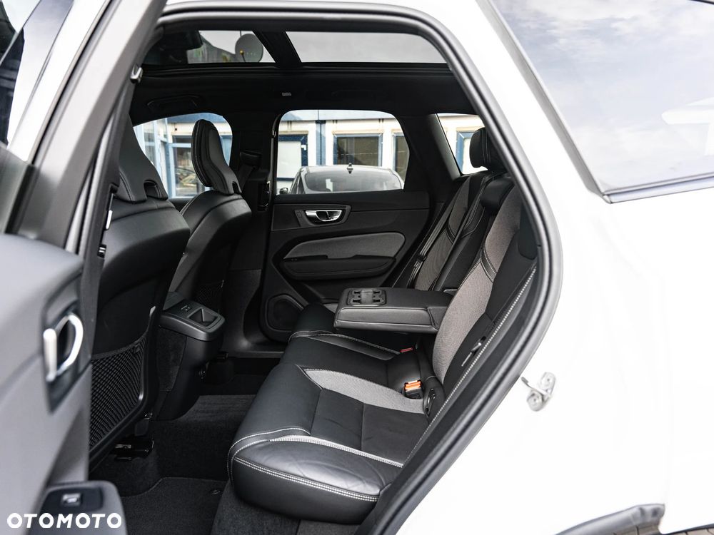 Volvo XC 60 B5 B AWD Plus Dark - 28