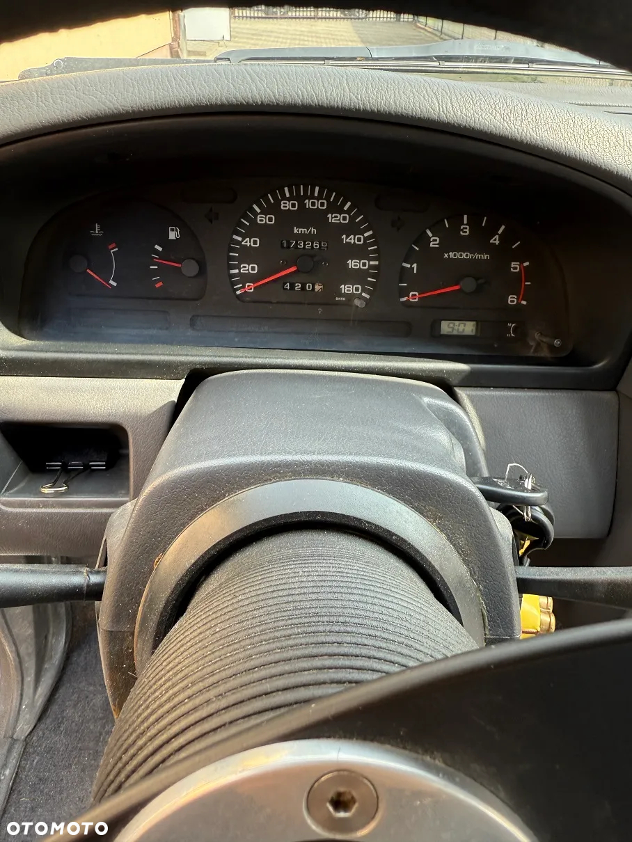 Nissan Pickup - 11