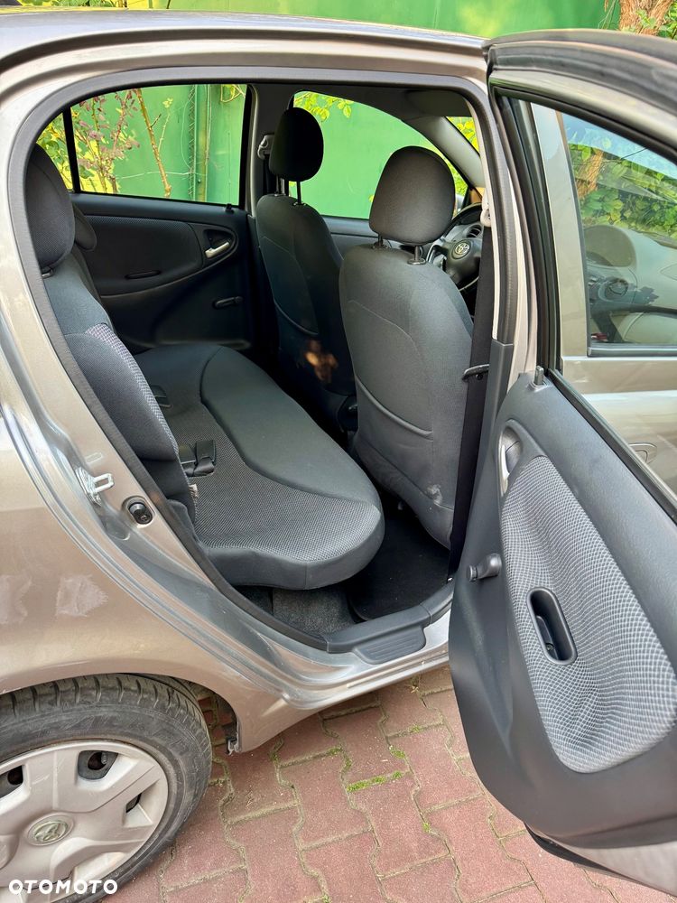 Toyota Yaris - 10