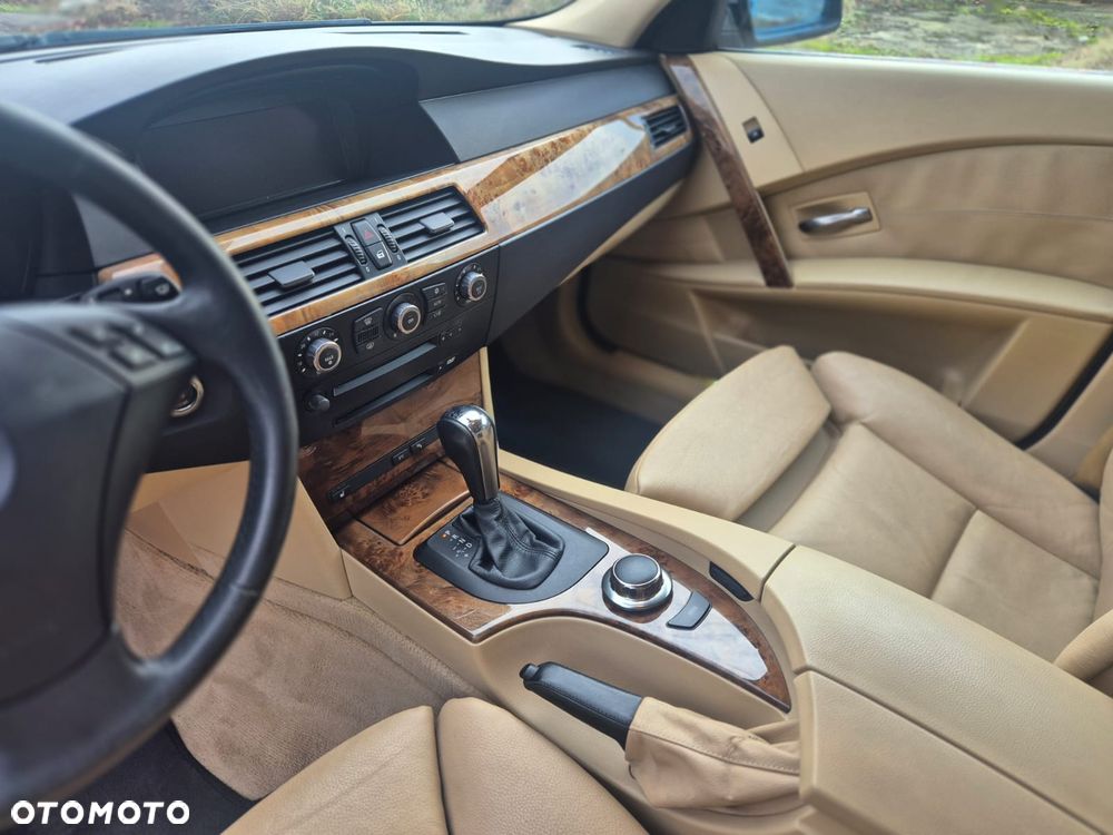 BMW Seria 5 525xi - 15