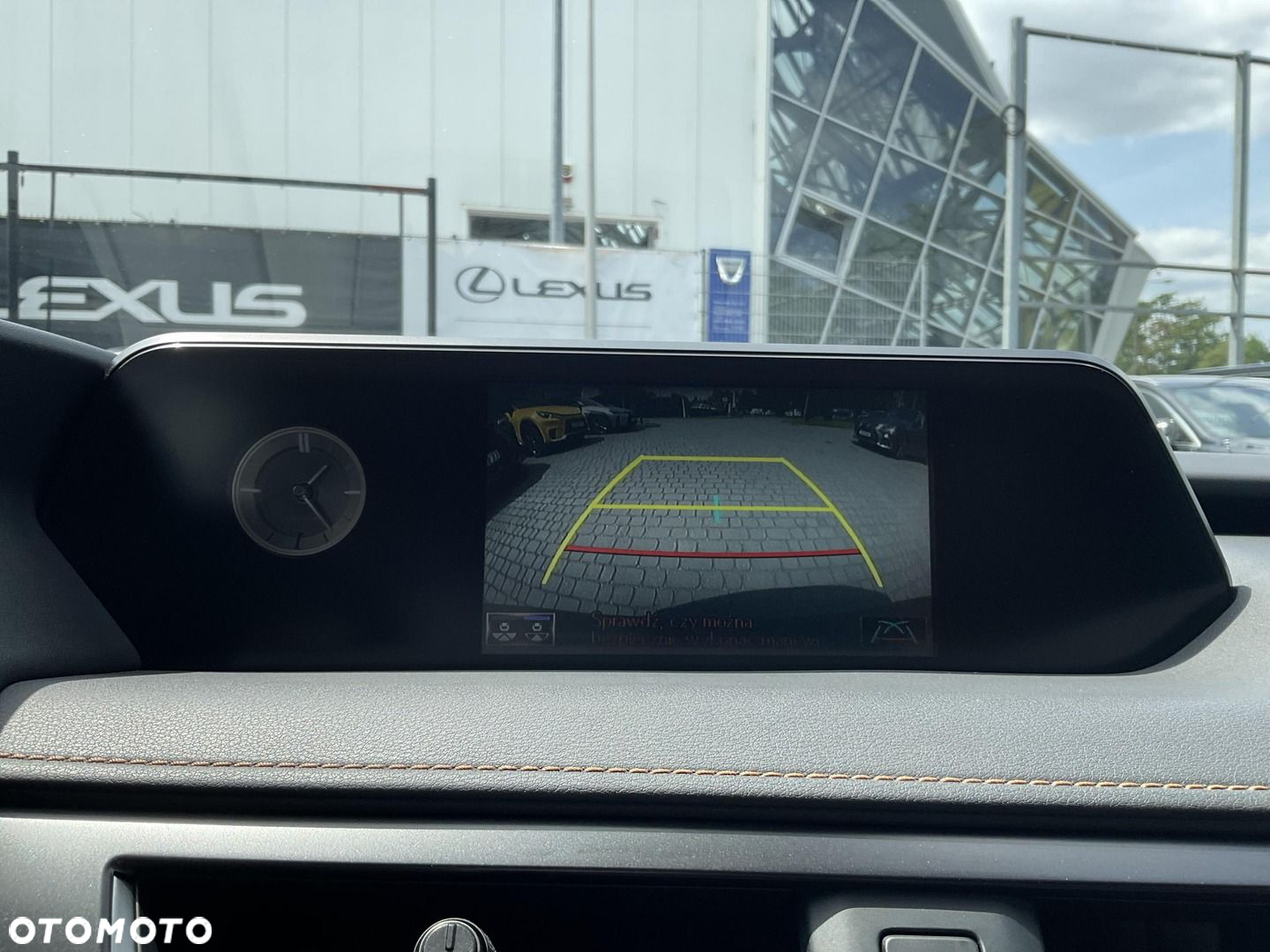 Lexus UX - 30