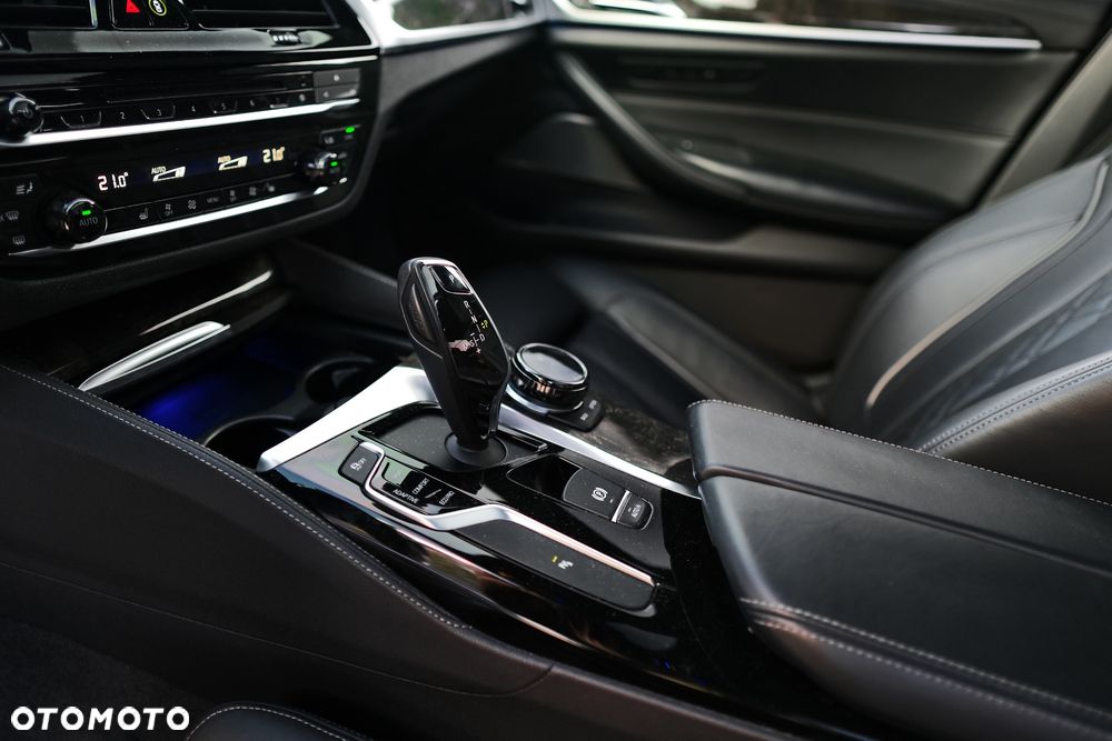 BMW Seria 5 M550i xDrive sport - 25