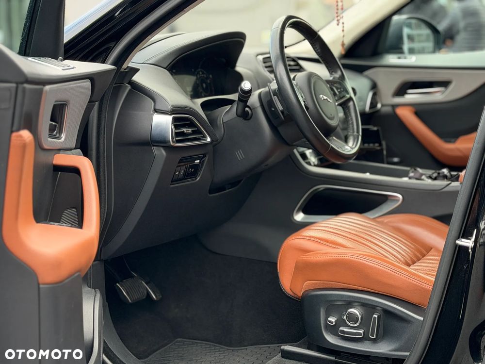 Jaguar F-Pace 30t AWD Portfolio - 16