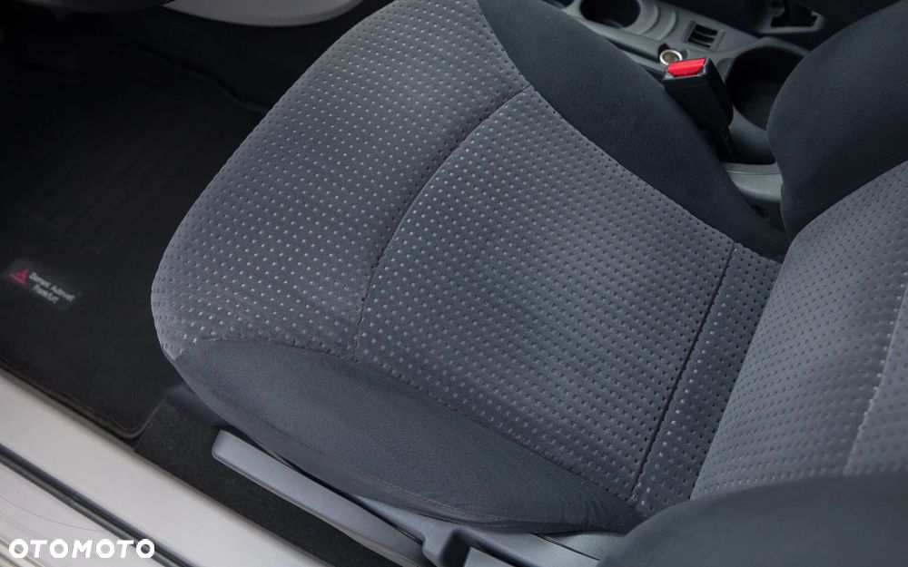 Mitsubishi Grandis 2.4 Intense - 21