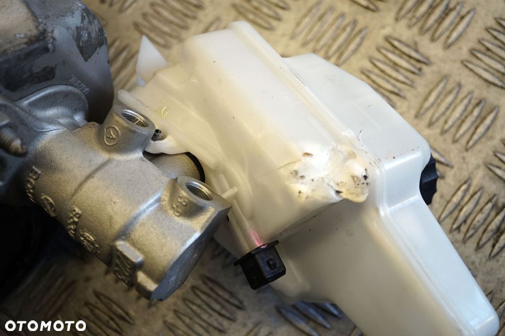 SERWO HAMULCOWE YARIS CROSS 47210-0D010 TOYOTA 2020- - 2