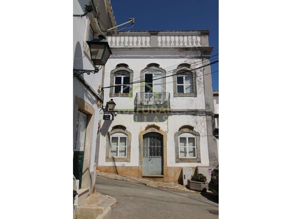 Prédio Tradicional e Vista Panorâmica no Centro de Estoi - Grande imagem: 2/14
