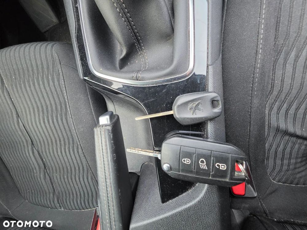 Peugeot 308 1.6 BlueHDi Allure S&S - 21