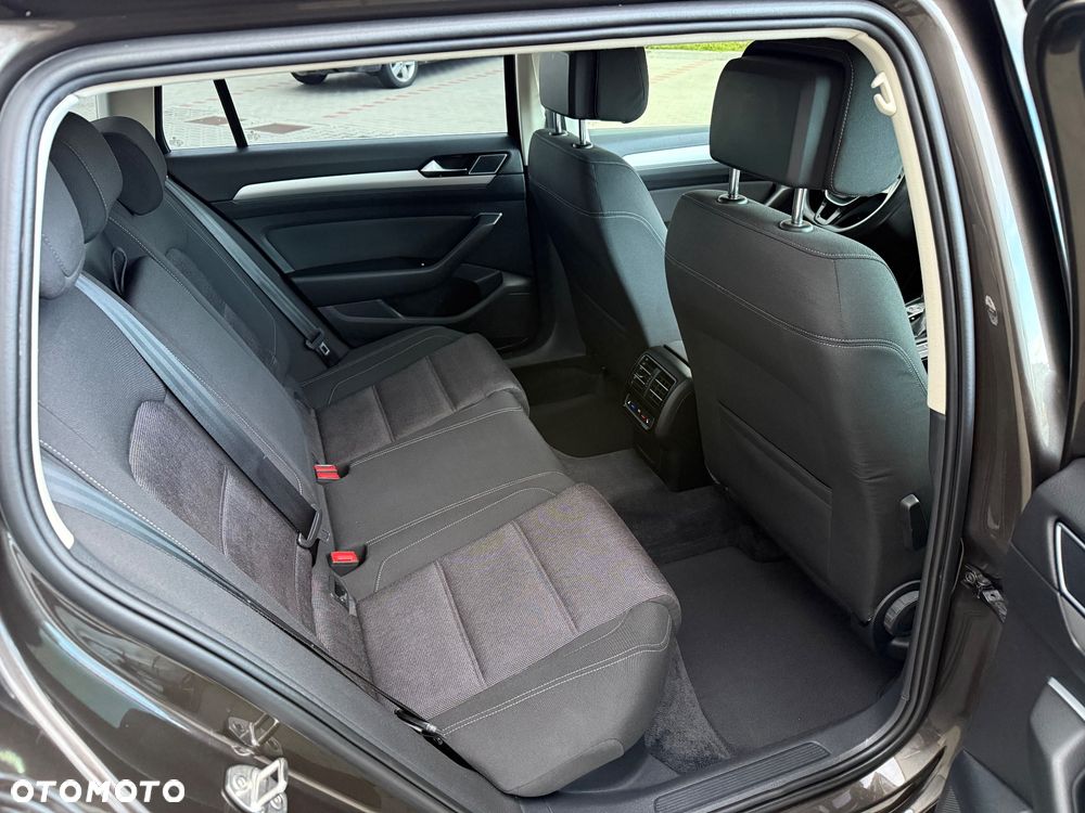 Volkswagen Passat Variant 2.0 TDI DSG (BlueMotion Technology) Trendline - 19