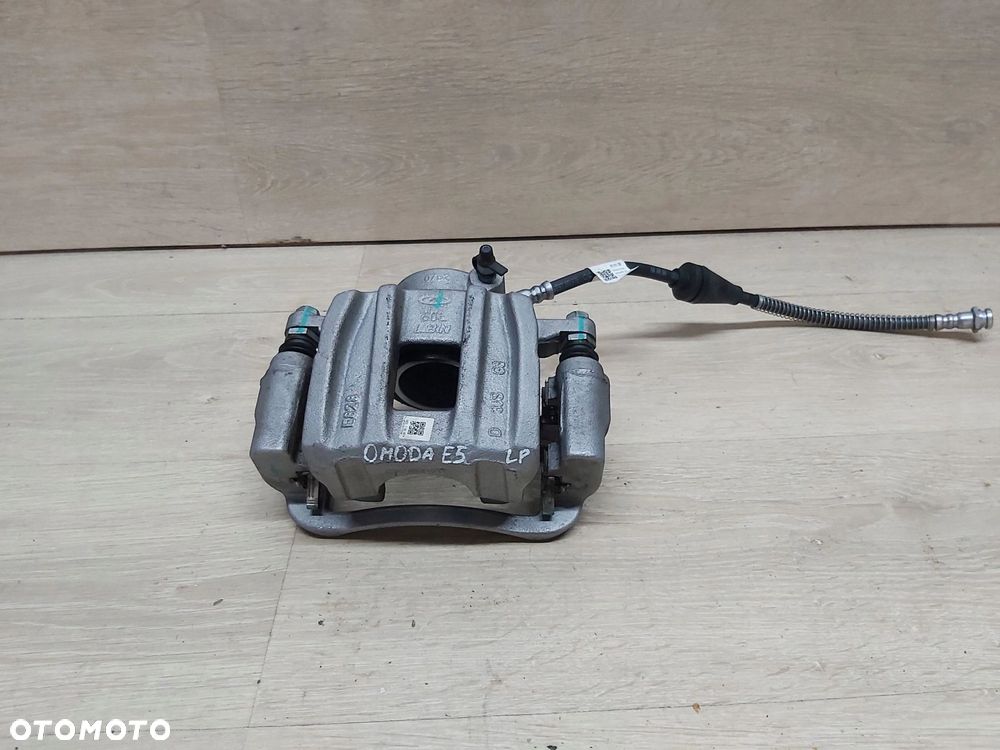 OMODA 5 E5 C5 zacisk lewy przód jarzmo 204003984AA - 1