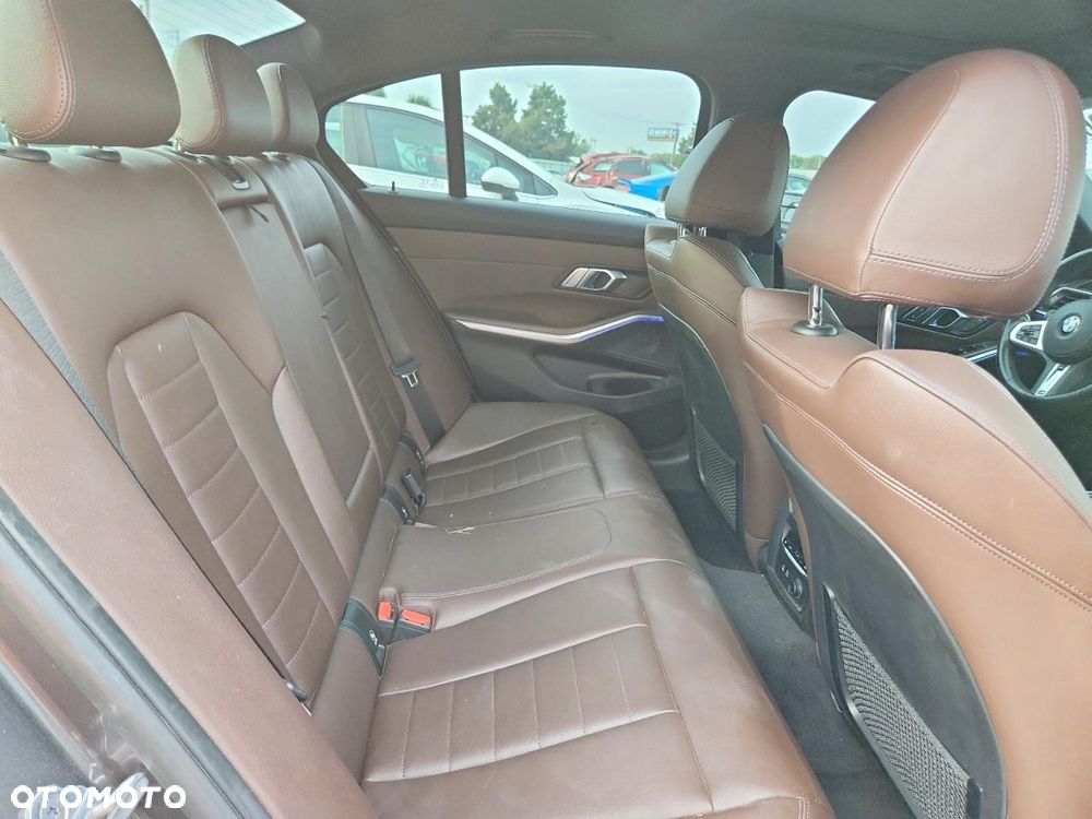 BMW Seria 3 330i xDrive M Sport - 9