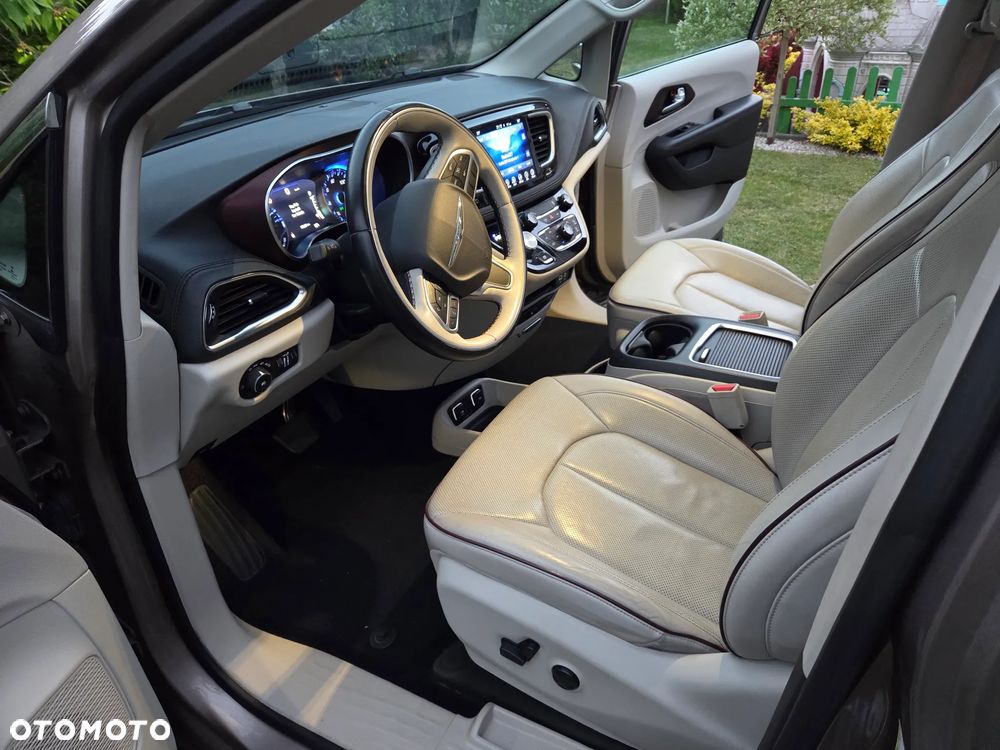 Chrysler Pacifica - 11