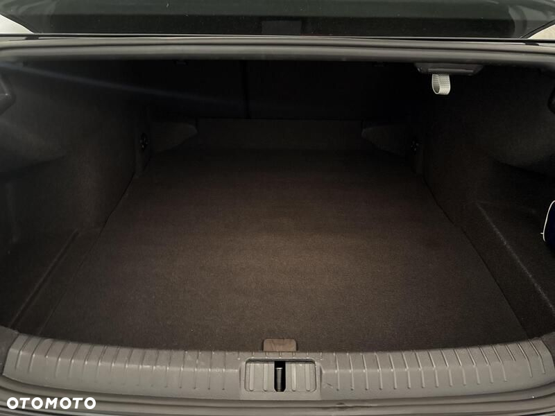 Volkswagen Passat - 21