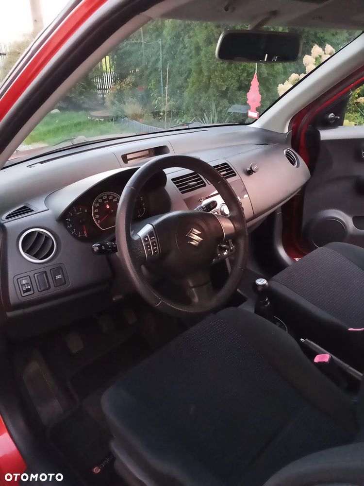 Suzuki Swift 2010 photo 4