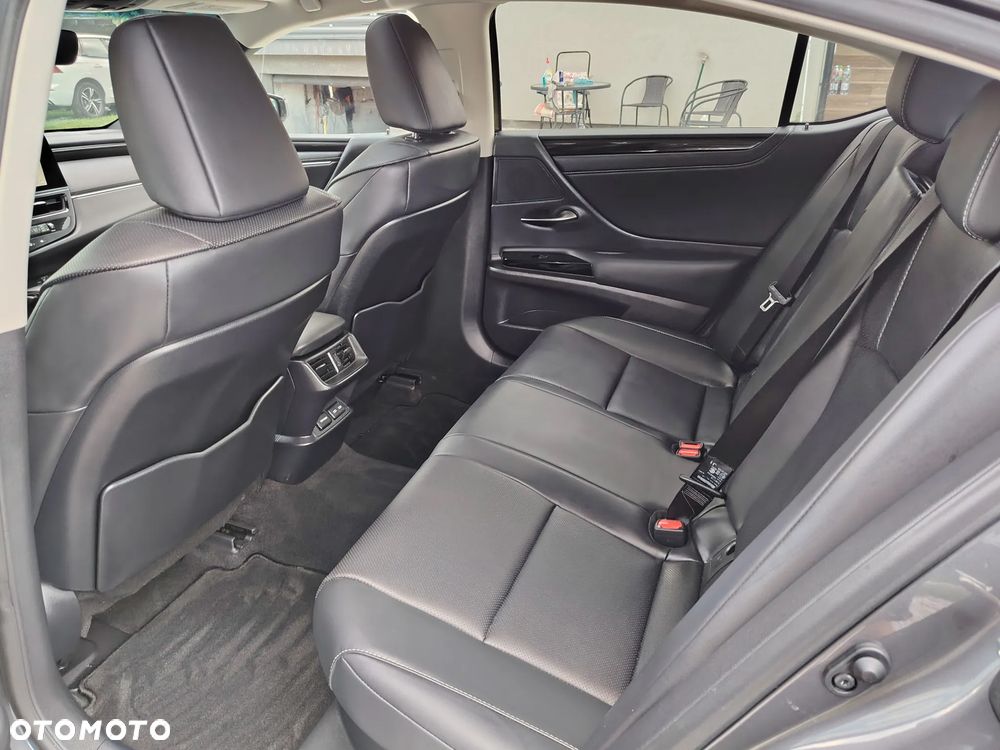 Lexus ES 300h Business Edition - 32