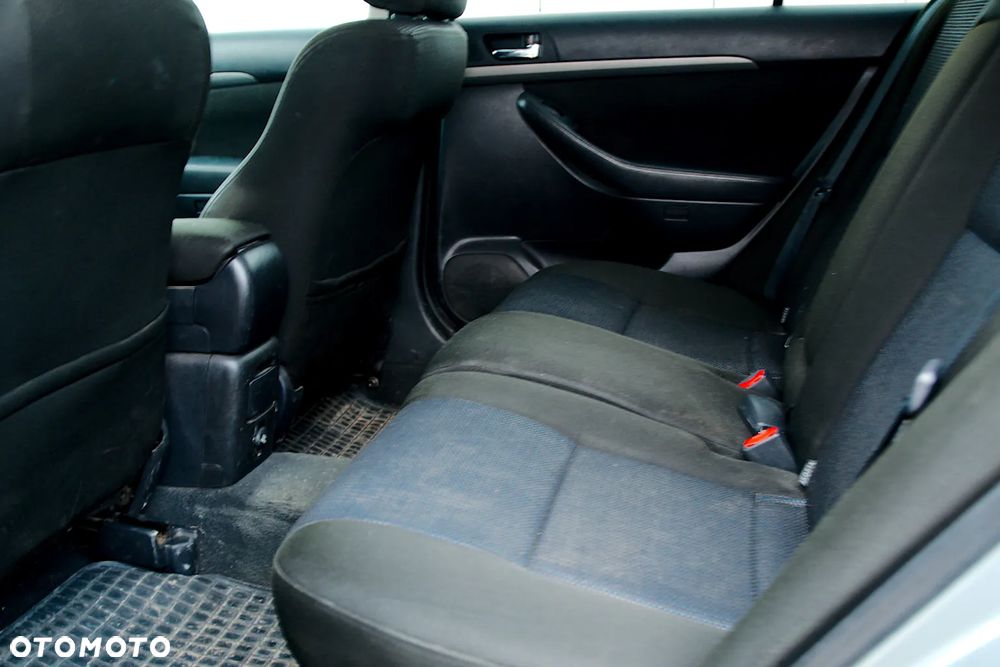 Toyota Avensis - 8