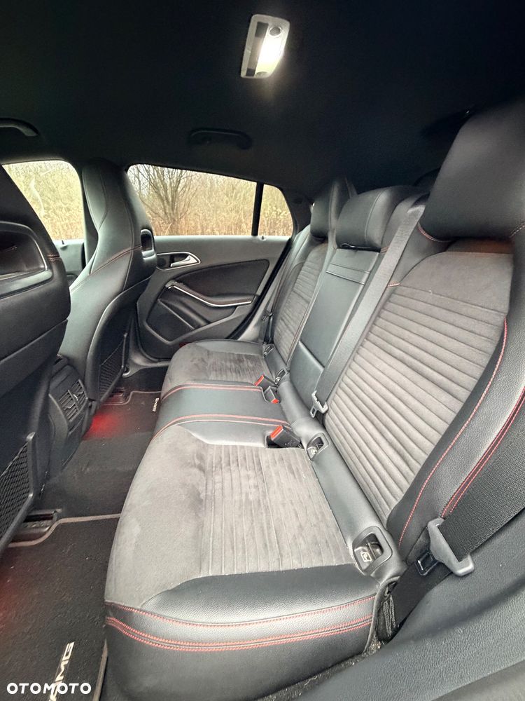 Mercedes-Benz CLA 220 4-Matic - 12