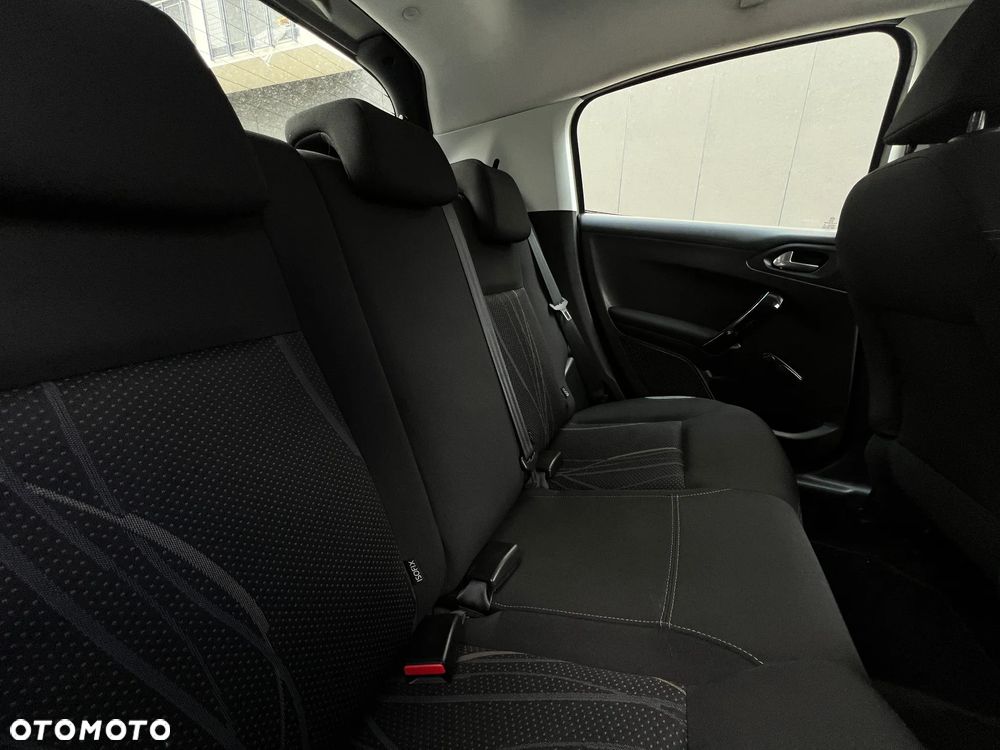 Peugeot 208 - 11