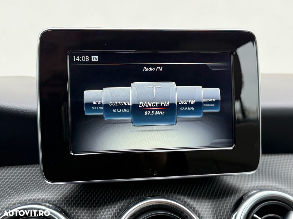 Mercedes-Benz GLA 180 7G-DCT - 12