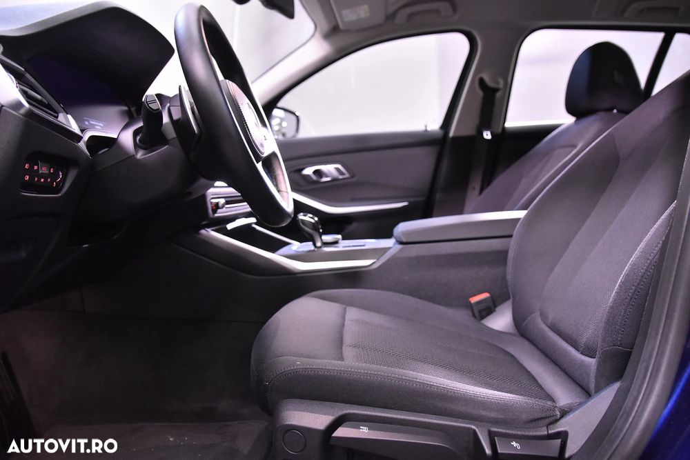 BMW Seria 3 320i Touring Aut. - 24