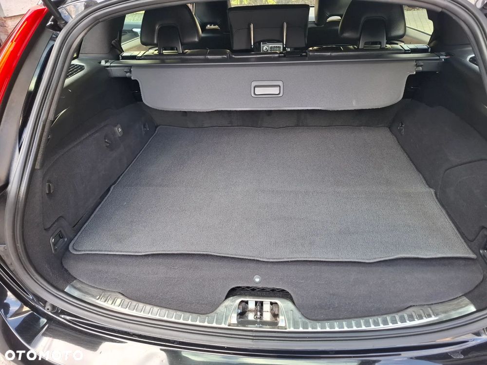 Volvo V60 D6 AWD Plug-in Hybrid R-Design Summum - 16