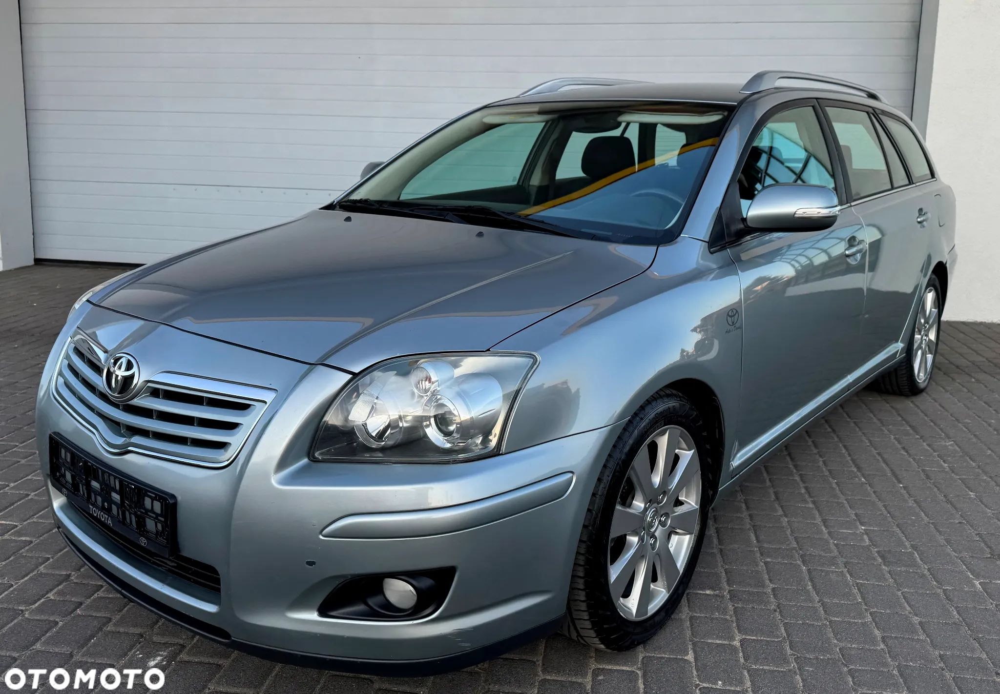 Toyota Avensis 2.2 D-4D Combi Executive - 1