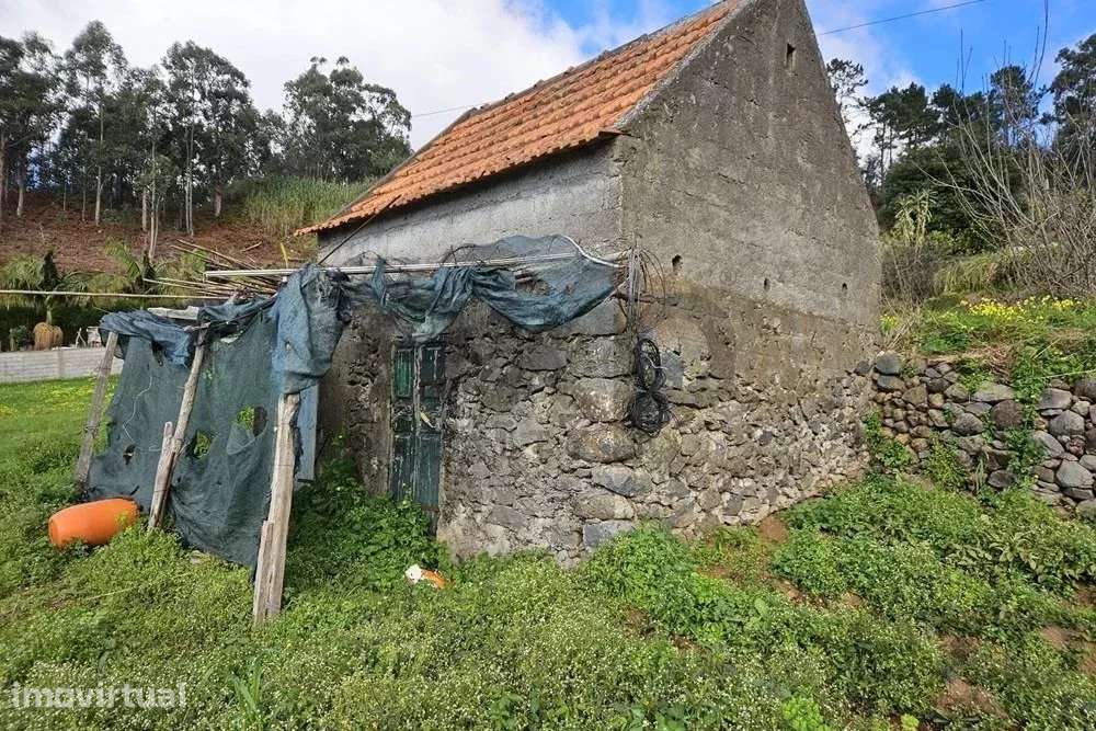 Um terreno em um ambiente natural, com vistas deslumbrantes sobre as m - Grande imagem: 3/9