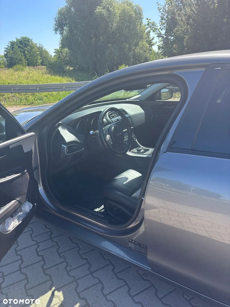 Jaguar XE 2.0 D Prestige - 5