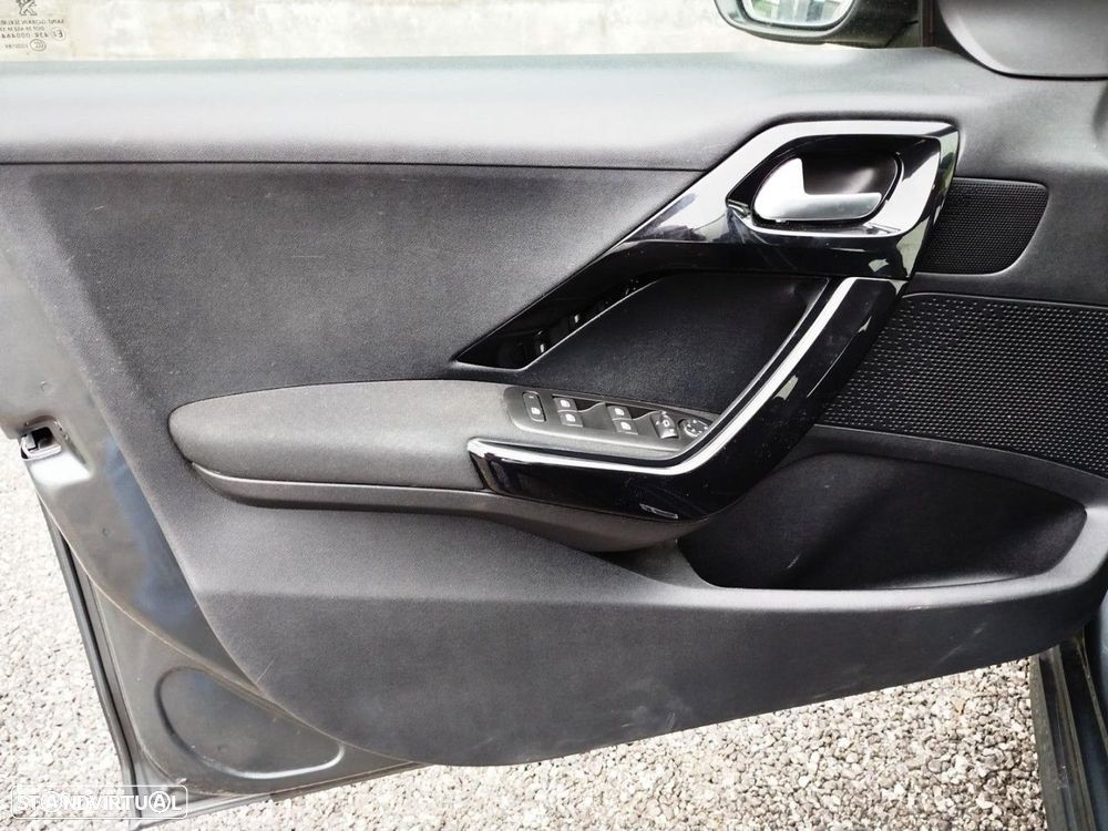 Peugeot 208 1.2 PureTech Signature - 6