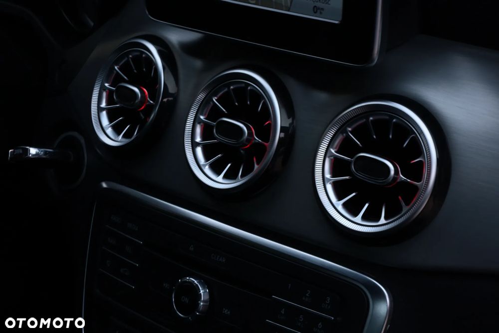Mercedes-Benz CLA 180 AMG Line - 32