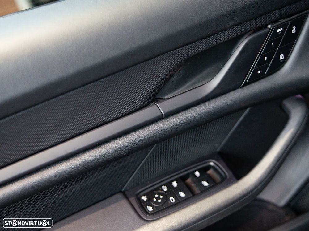 Porsche Taycan Sport Turismo - 22