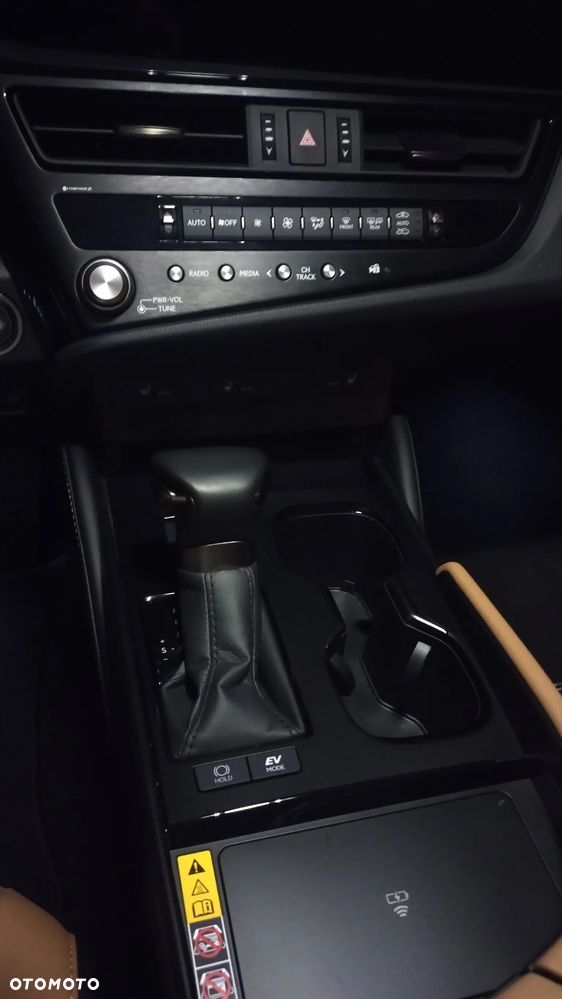 Lexus ES 300h Business Edition - 22