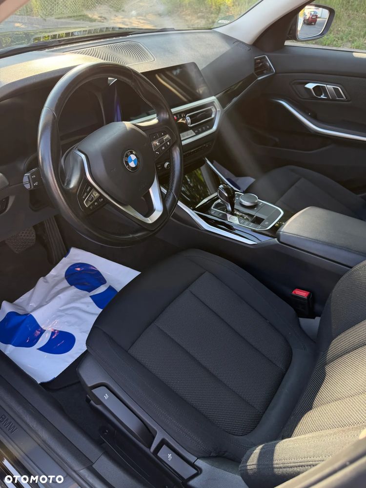 BMW Seria 3 318d mHEV - 17