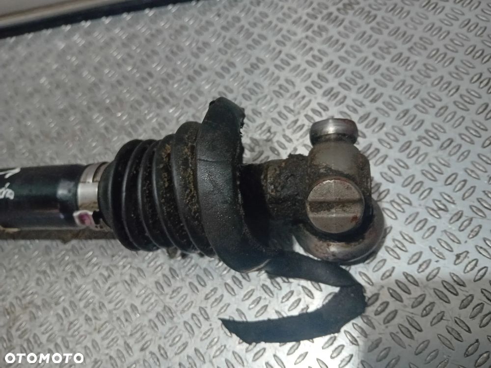 półoś przód Audi A4 B8 uszkodzona 8K0407271P - 2