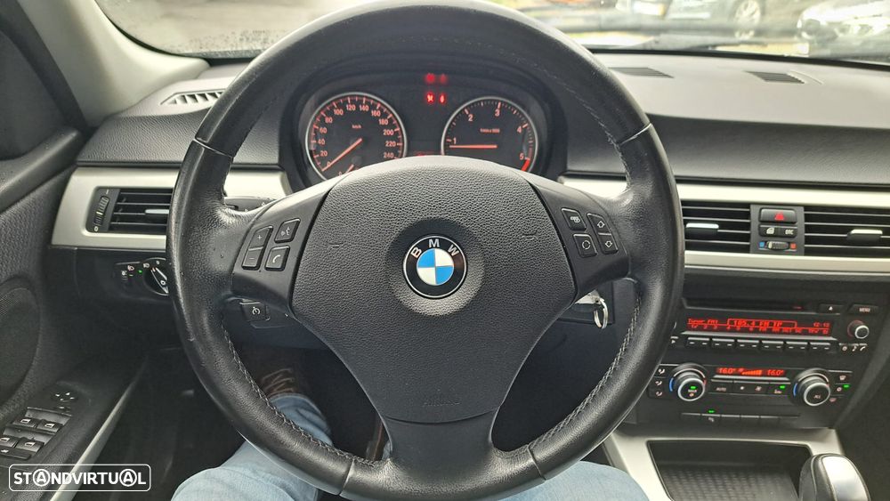 BMW 320 d Touring LifeStyle Auto - 32